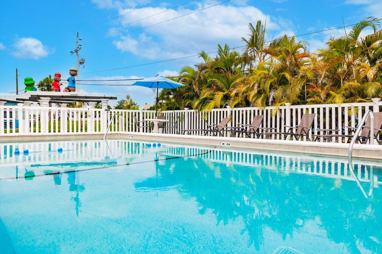 Poolside King Cottage With Kitchen - 10 Minutes To Beach! フォートマイヤーズ エクステリア 写真