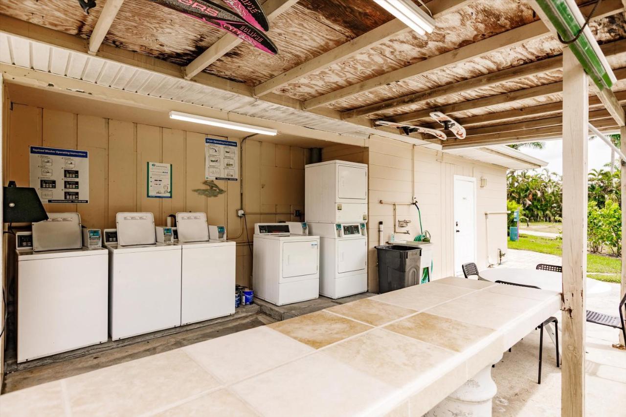 Poolside King Cottage With Kitchen - 10 Minutes To Beach! フォートマイヤーズ エクステリア 写真