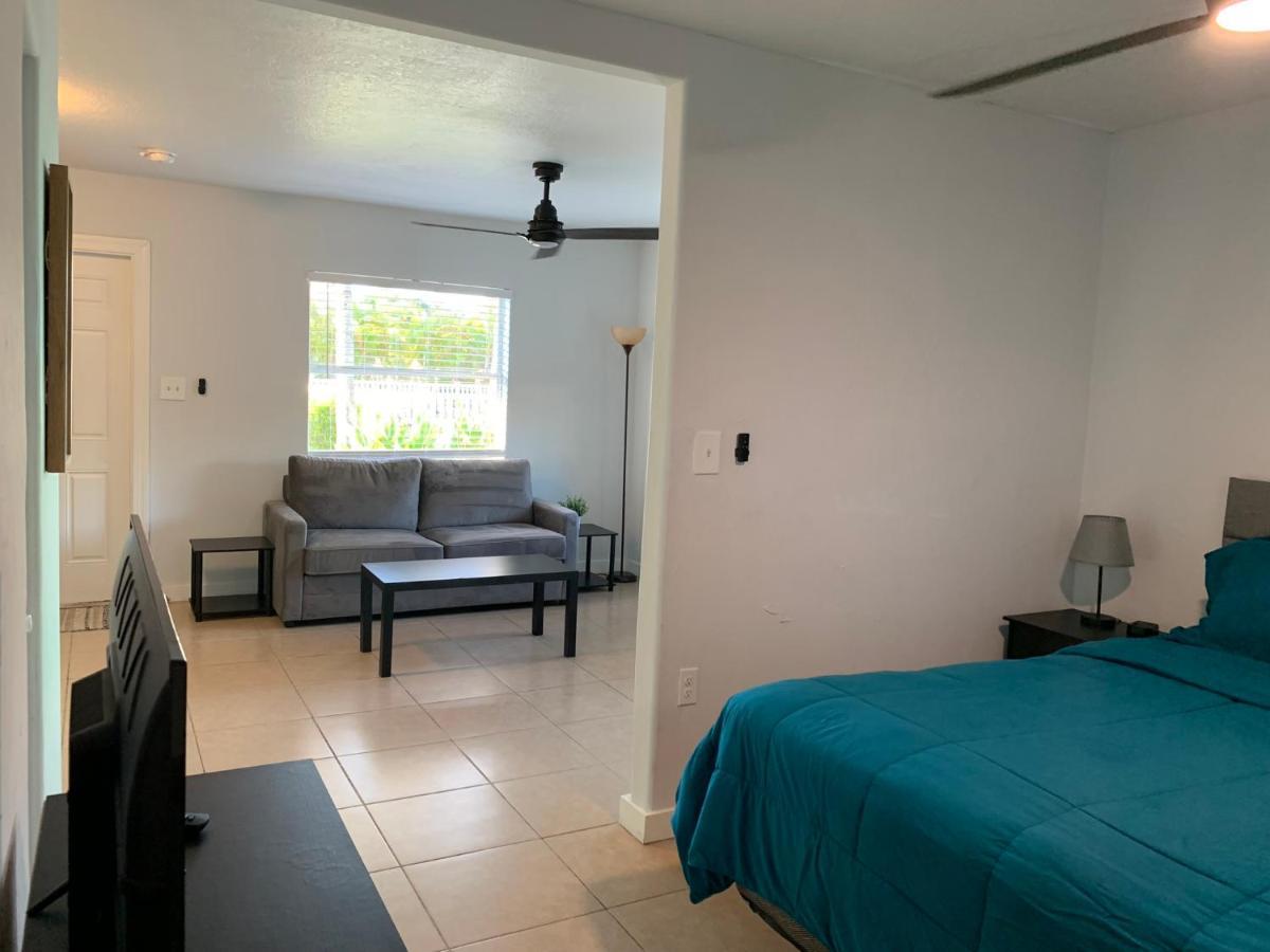 Poolside King Cottage With Kitchen - 10 Minutes To Beach! フォートマイヤーズ エクステリア 写真