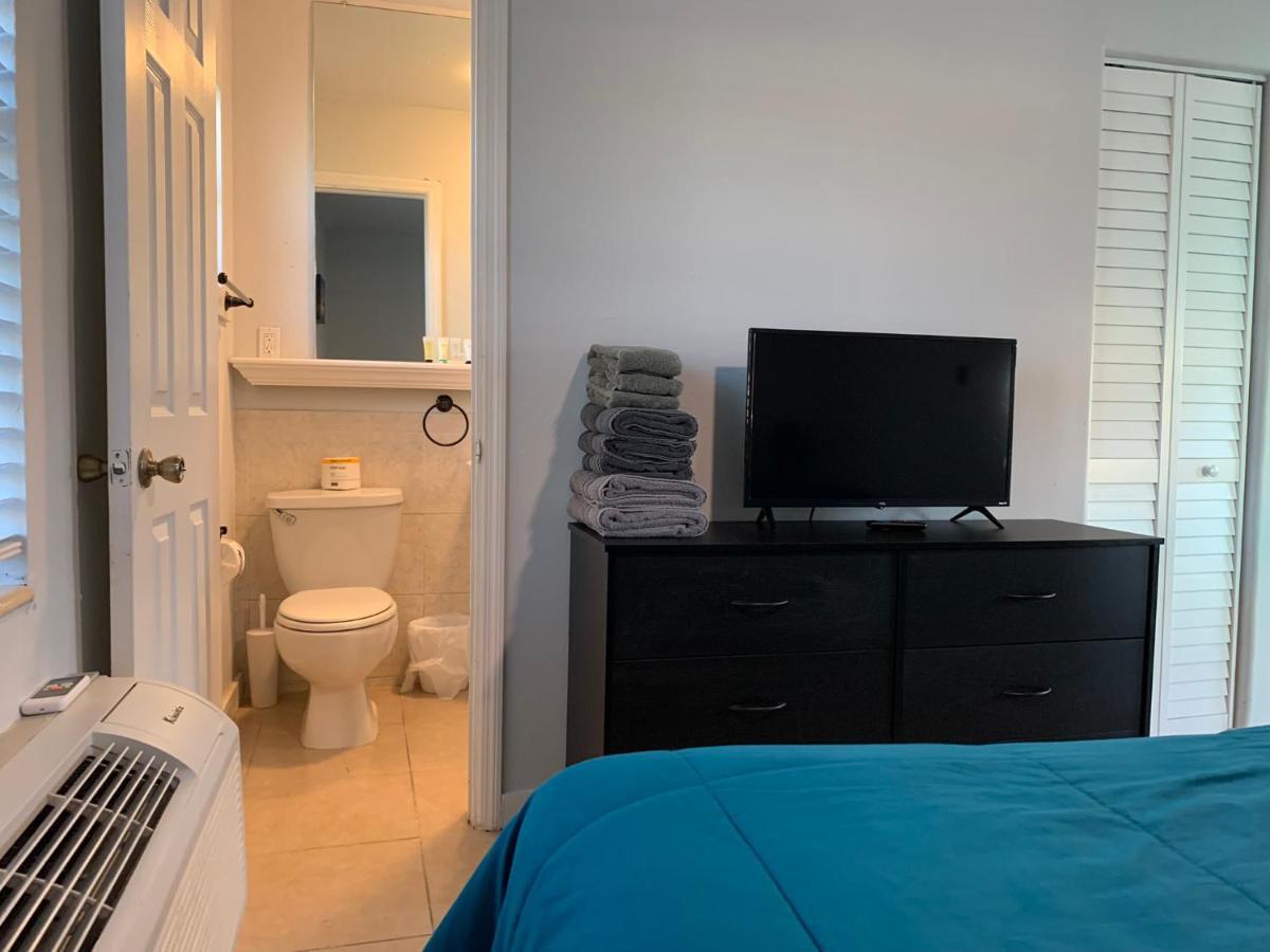 Poolside King Cottage With Kitchen - 10 Minutes To Beach! フォートマイヤーズ エクステリア 写真