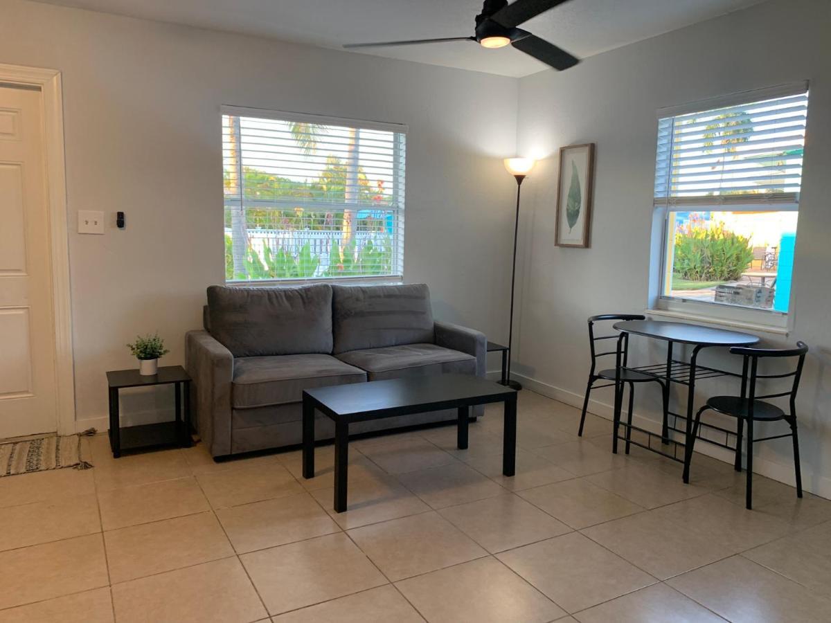 Poolside King Cottage With Kitchen - 10 Minutes To Beach! フォートマイヤーズ エクステリア 写真