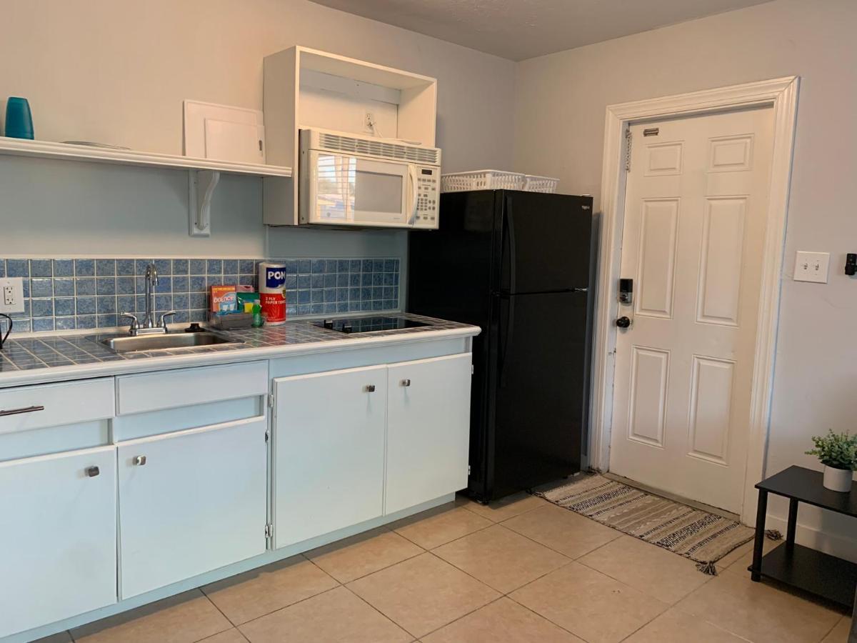 Poolside King Cottage With Kitchen - 10 Minutes To Beach! フォートマイヤーズ エクステリア 写真